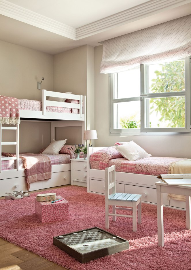 habitacion-infantil-con-litera-y-una-cama-bajo-la-ventana_cd888c1e