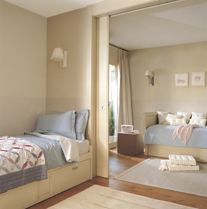 habitacion-infantil-con-puerta-corredera-que-separa-en-dos-ambientes_76cafe01