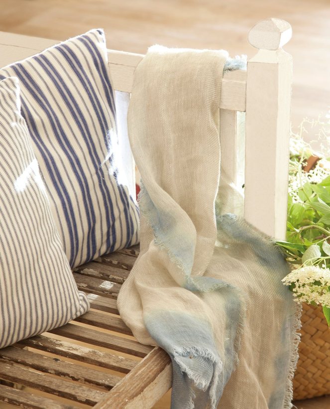 detalle_de_foulard_y_cojines_sobre_un_banco_1033x1280