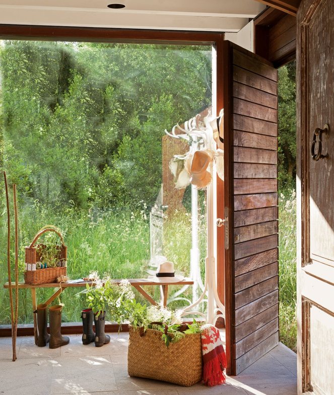 entrada_con_pared_de_cristal_y_vistas_al_campo_1082x1280