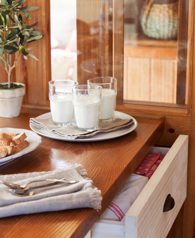 detalle_de_encimera_de_roble_con_vasos_de_leche_1046x1280