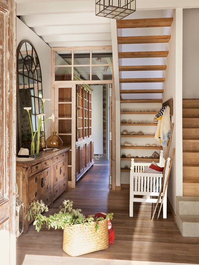 recibidor_rustico_con_piedras_decorando_escalera_960x1280