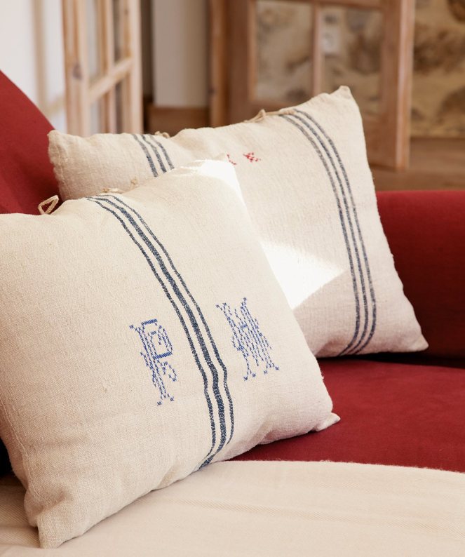 detalle_de_cojines_de_lino_sobre_sofa_rojo_1068x1280