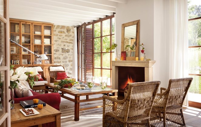 salon_con_pared_de_piedra_libreria_antigua_y_sofa_rojo_1280x816