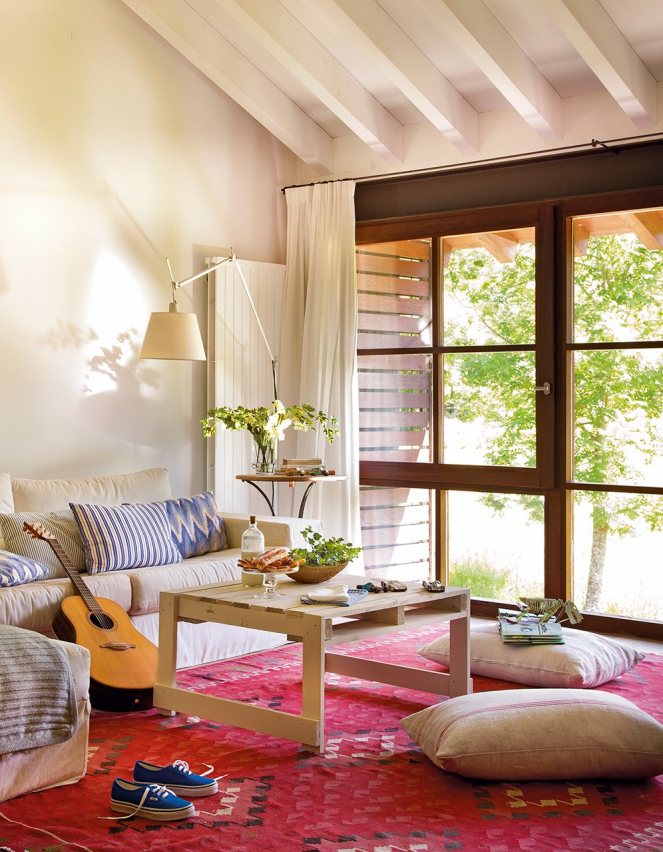 sala_de_juegos_abuhardillada_con_alfombra_tipo_kilim_roja_996x1280