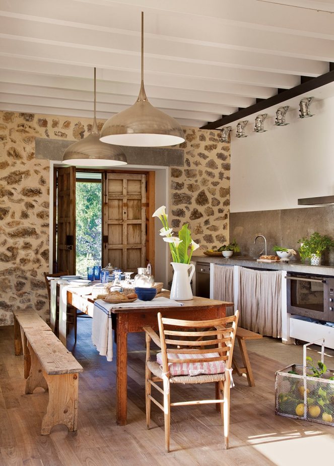 cocina_con_pared_de_piedra_y_mesa_antigua_de_madera_917x1280