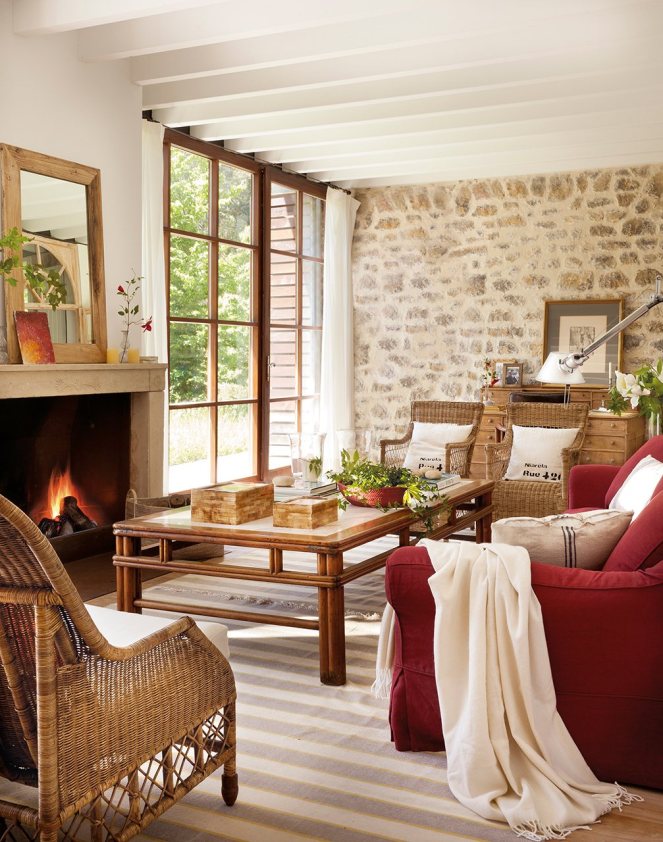 salon_con_pared_de_piedra_libreria_antigua_y_sofa_rojo_1007x1280