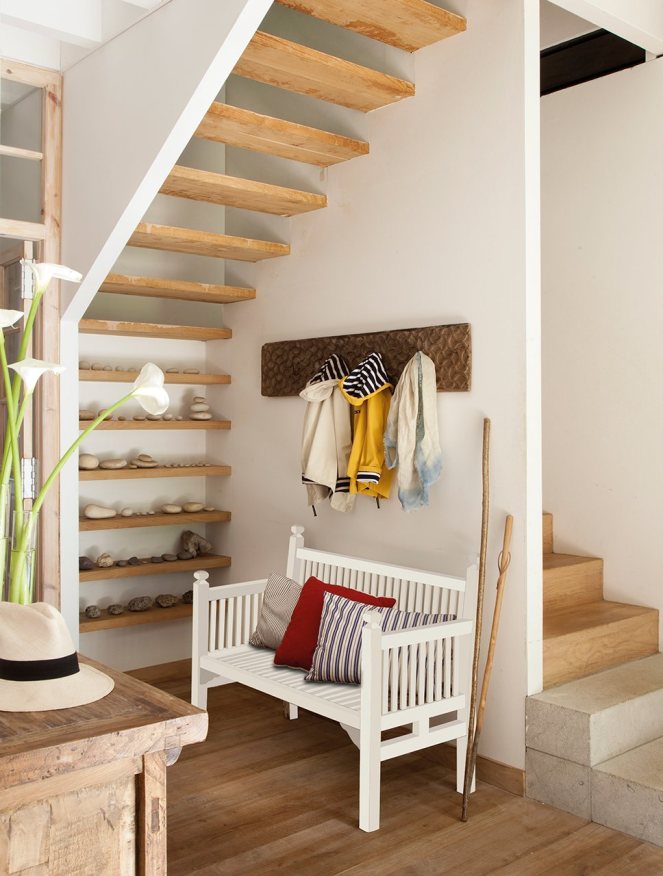 distribuidor_con_banco_y_escaleras_decoradas_con_piedras_968x1280