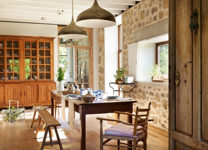 comedor_con_pared_de_piedra_y_mesa_antigua_de_madera_1280x926