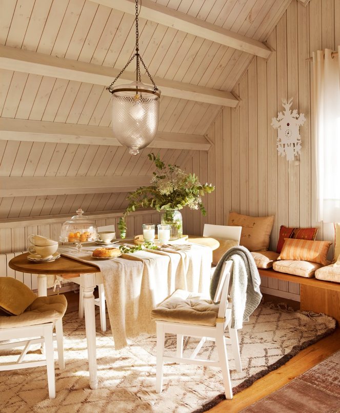 comedor_abuhardillado_revestido_de_madera_clara_1053x1280