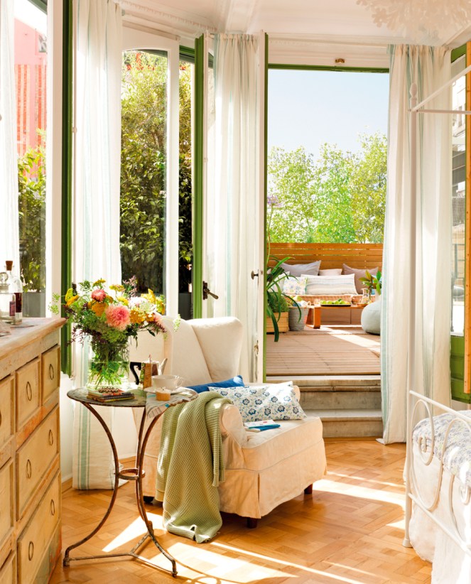 habitacion-conectad-a-la-terraza-con-butaca-con-cojines-y-plaid-y-ventanas-abiertas_346435_d3bc6bc9