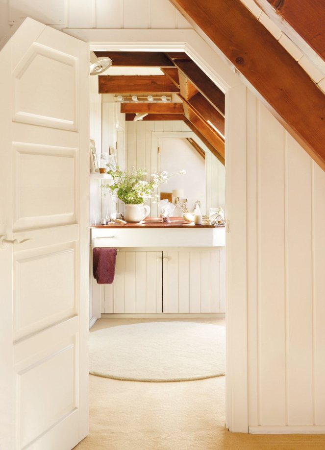 puerta_de_un_bano_con_molduras_923x1280