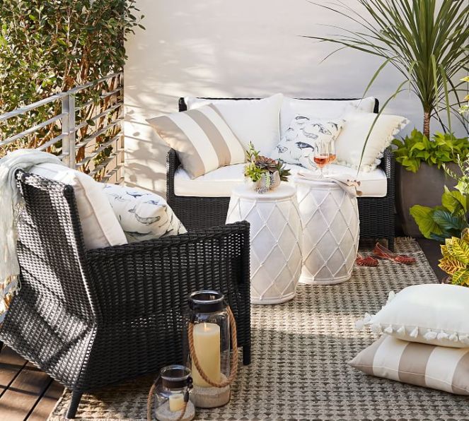 sea-pod-indoor-outdoor-pillow-o