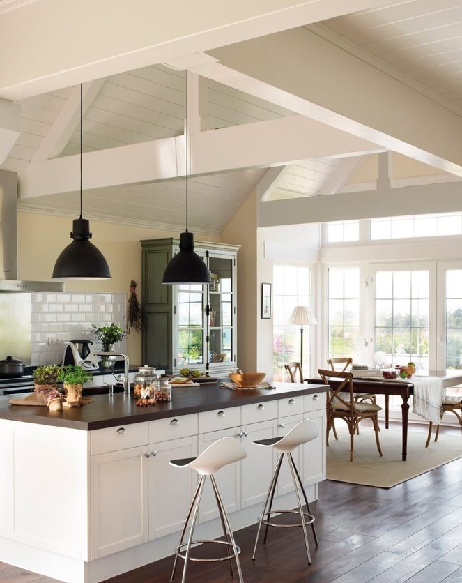 661da-cocina_con_isla_de_encimera_de_madera_y_lamparas_tipo_industrial_951x1280